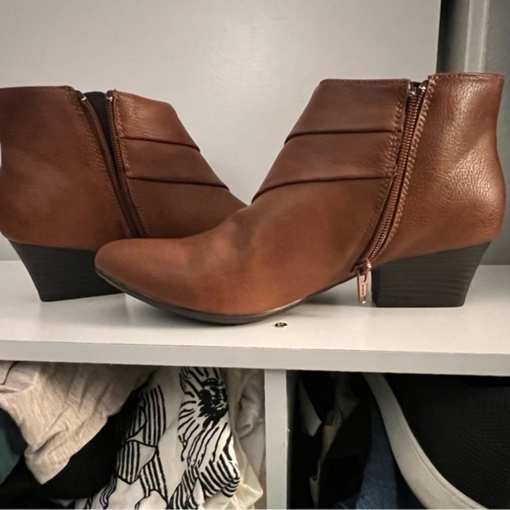 NWOB Solesensability Brown Ankle Bootie Sz 9